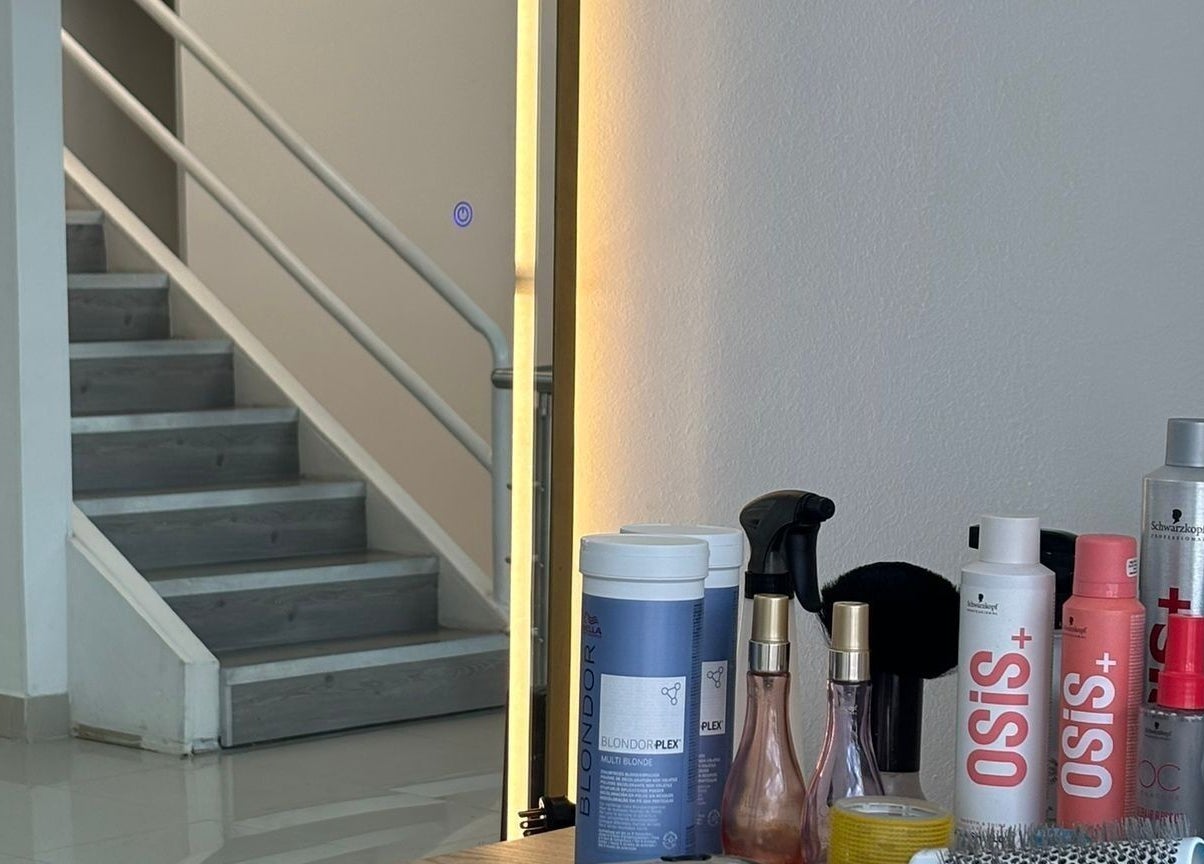 Reflejo de productos de belleza en LUXURY STUDIO MB, Bogotá, Bogotá, CO.