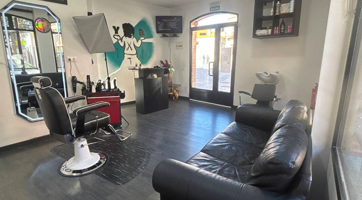 Interior moderno de Yisus Barber en Guadalix De La Sierra, Comunidad De Madrid, ES con sillón y espejo.