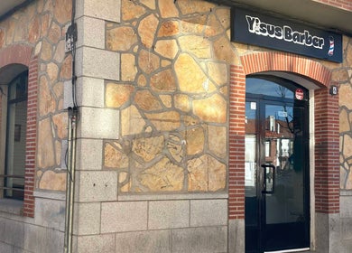 Fachada de Yisus Barber en Guadalix De La Sierra, Comunidad De Madrid, ES con un diseño de piedra.