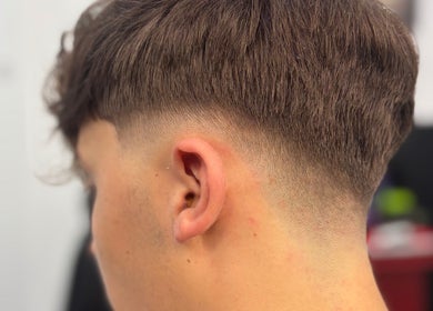 Corte de cabello moderno en Yisus Barber, Guadalix De La Sierra, Comunidad De Madrid, ES.