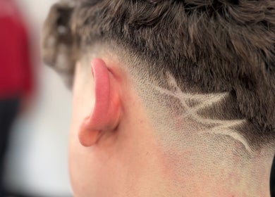 Elegante diseño de corte de cabello en Yisus Barber, Guadalix De La Sierra, Comunidad De Madrid, ES.