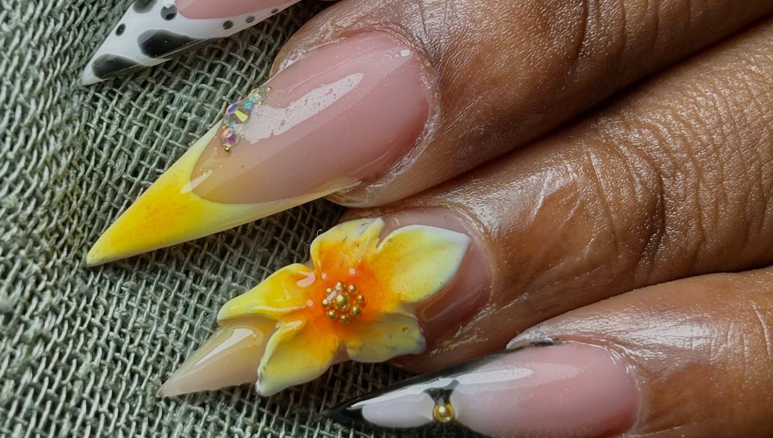 Nail art vibrant à Lapewoo, Morne-à-l'eau, Grande-terre, GP, inspiré par des motifs floraux éclatants.