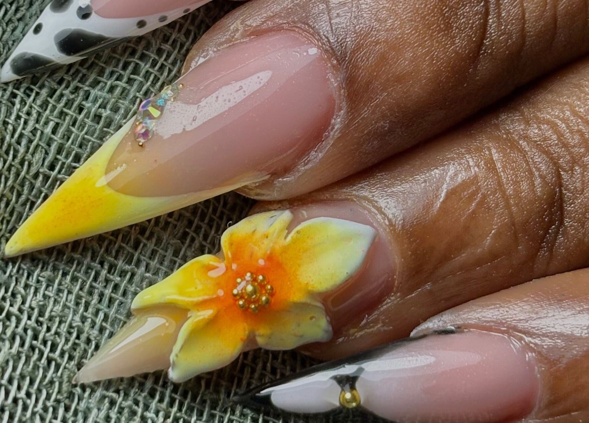 Nail art vibrant à Lapewoo, Morne-à-l'eau, Grande-terre, GP, inspiré par des motifs floraux éclatants.