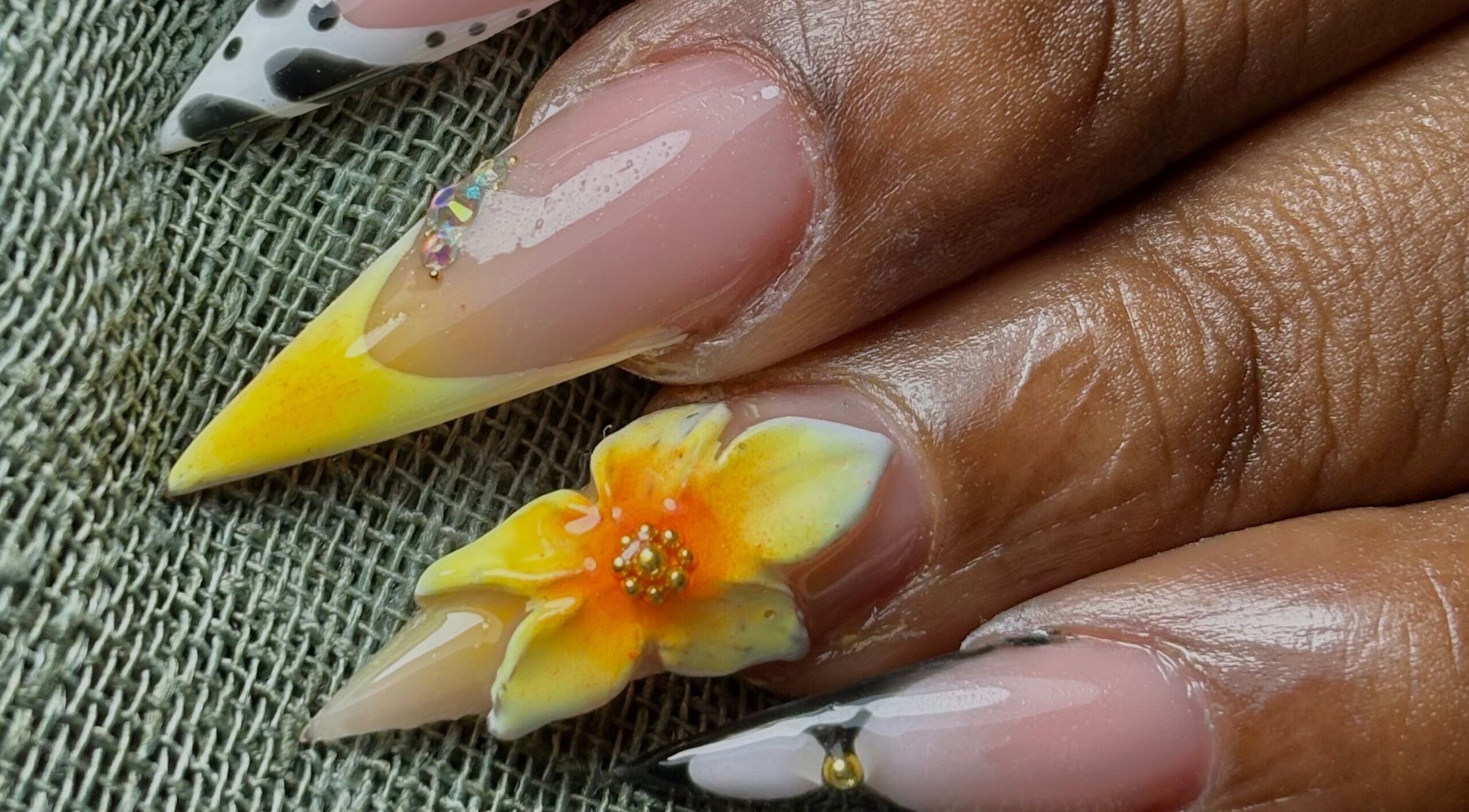 Nail art vibrant à Lapewoo, Morne-à-l'eau, Grande-terre, GP, inspiré par des motifs floraux éclatants.