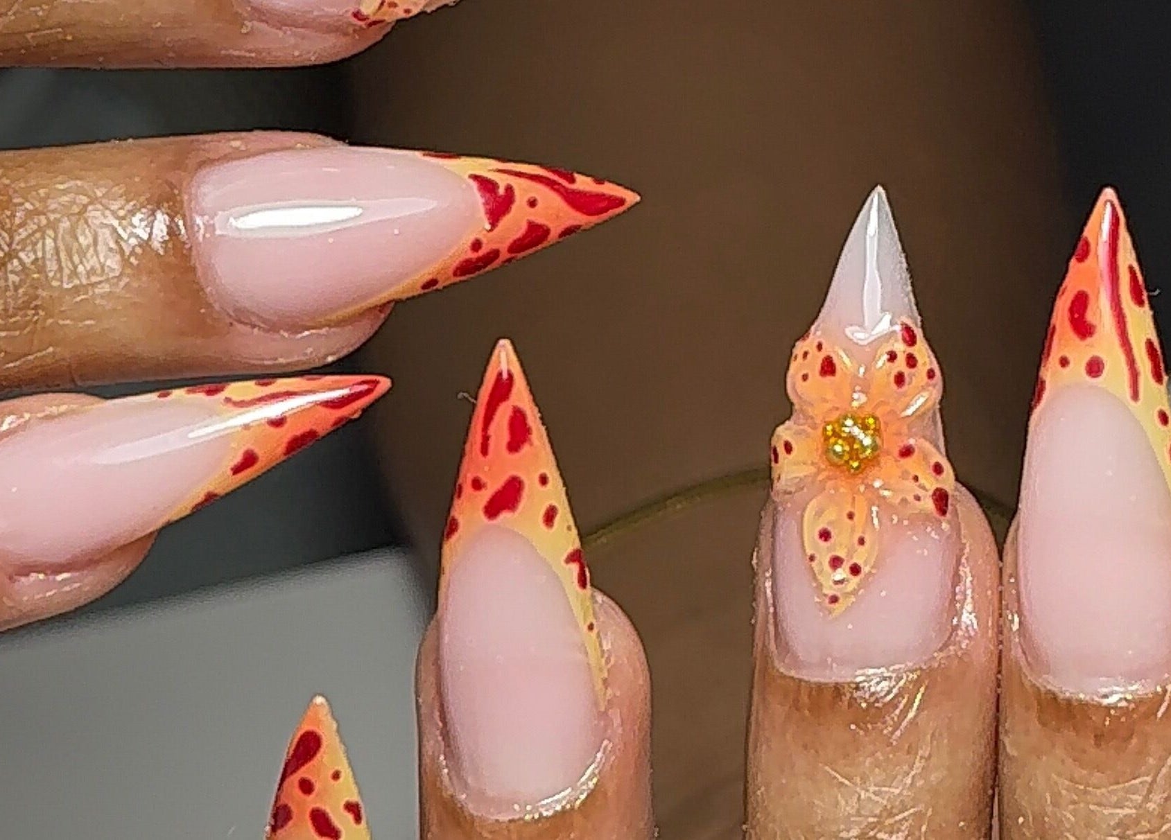 Design d'ongles artistiques chez Lapewoo, Morne-à-l'eau, Grande-terre, GP : ongles stylisés orange vif.