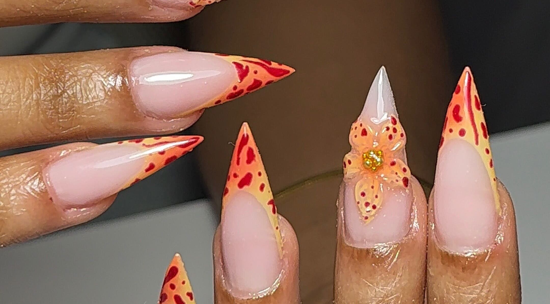 Design d'ongles artistiques chez Lapewoo, Morne-à-l'eau, Grande-terre, GP : ongles stylisés orange vif.