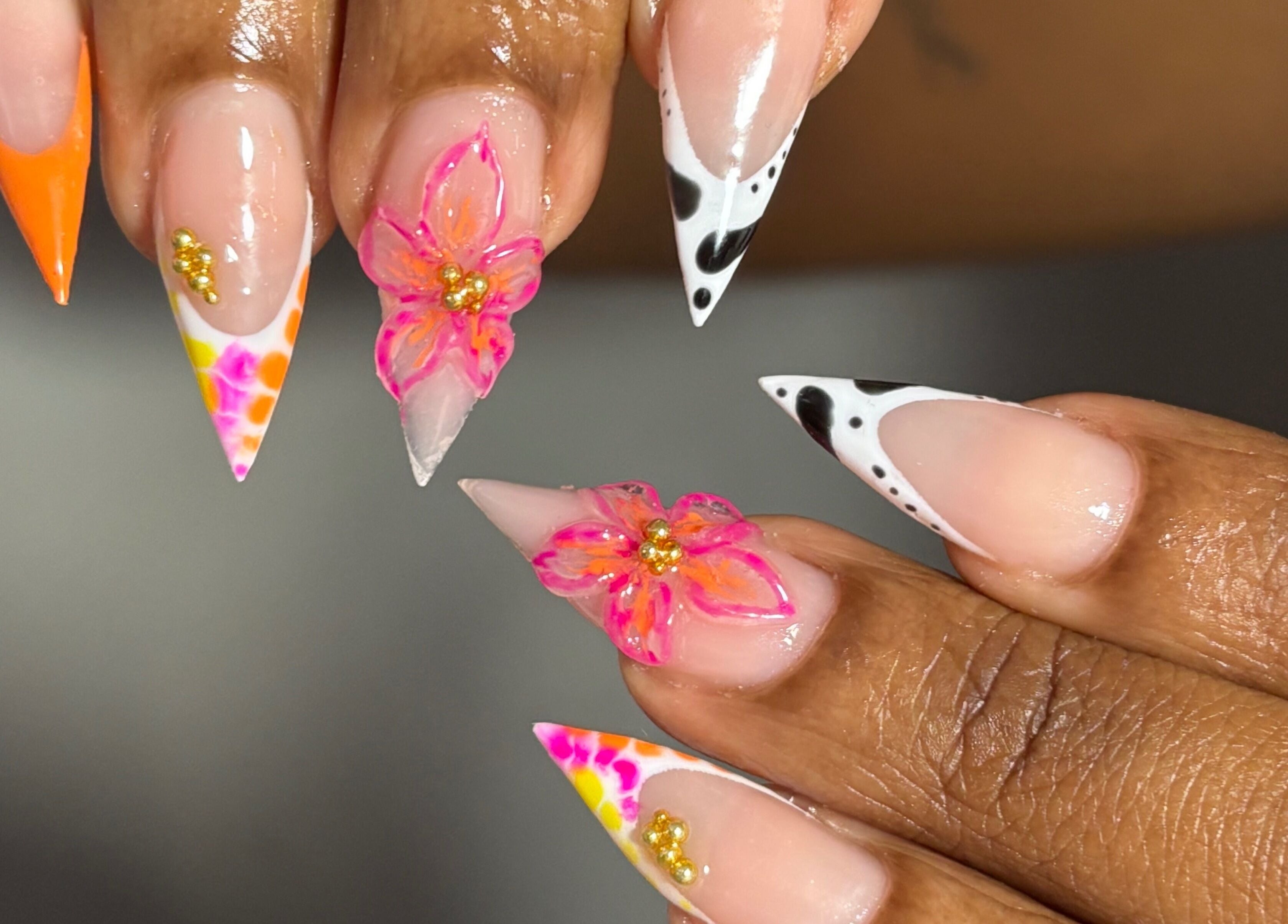 Nail art fleuri vibrant chez Lapewoo à Morne-à-l'eau, Grande-terre, GP, rehaussant chaque ongle avec élégance.