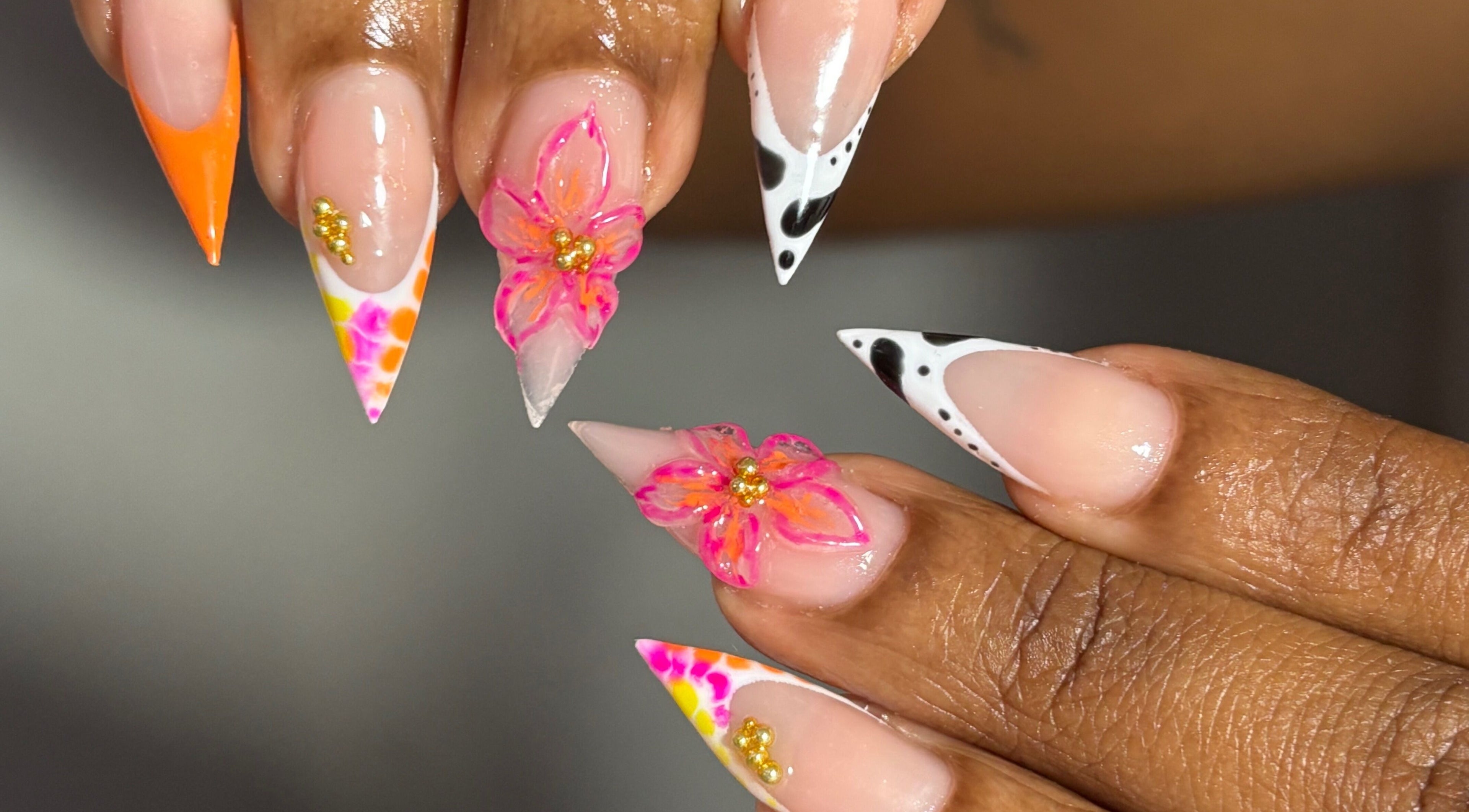 Nail art fleuri vibrant chez Lapewoo à Morne-à-l'eau, Grande-terre, GP, rehaussant chaque ongle avec élégance.