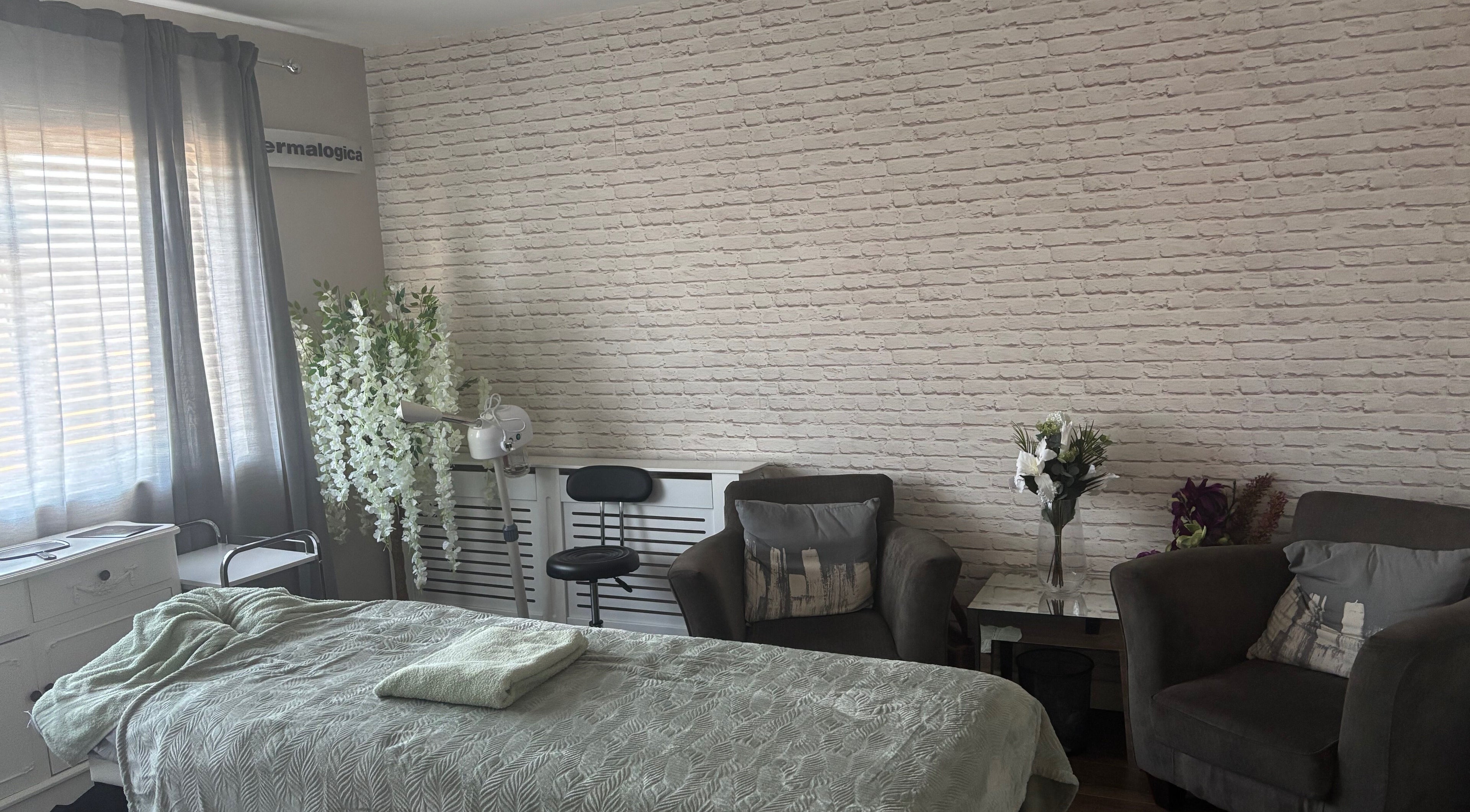 Calm treatment room at LEL’s Beauty in Tividale, England, GB, featuring a cozy bed and elegant decor.