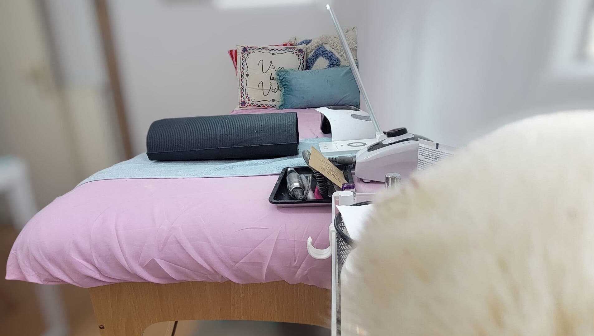 Table manucure élégante chez Nails By CB & Vous, Bompas, Occitanie, FR, avec équipement moderne et confortable.