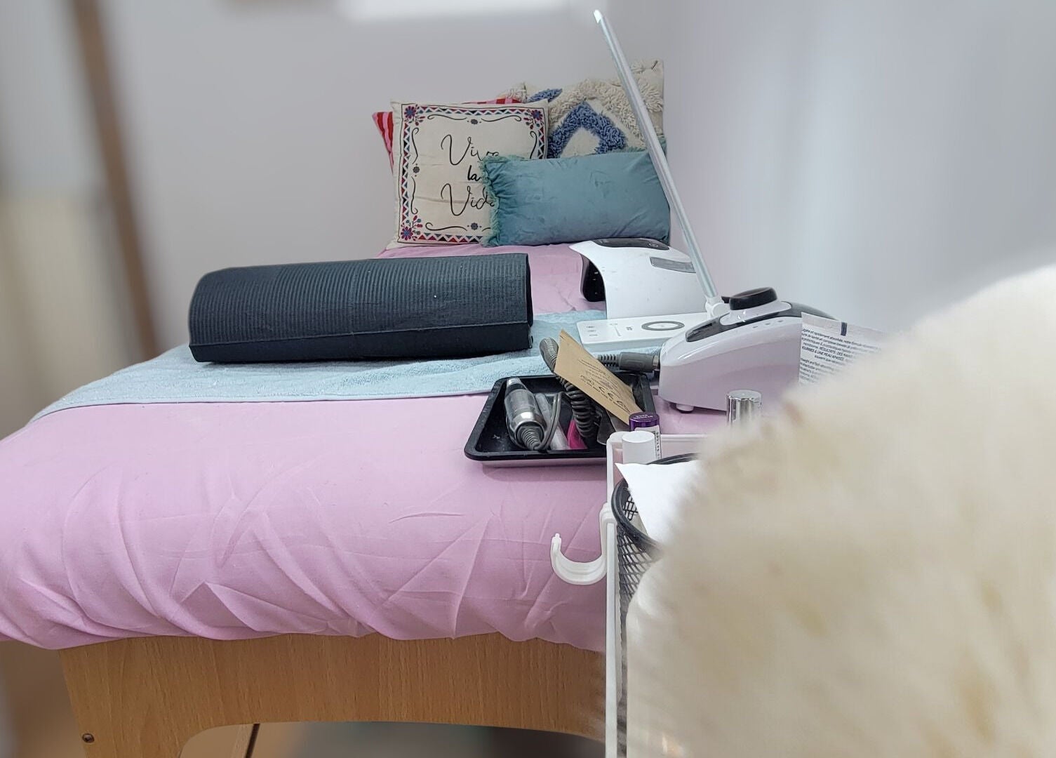 Table manucure élégante chez Nails By CB & Vous, Bompas, Occitanie, FR, avec équipement moderne et confortable.