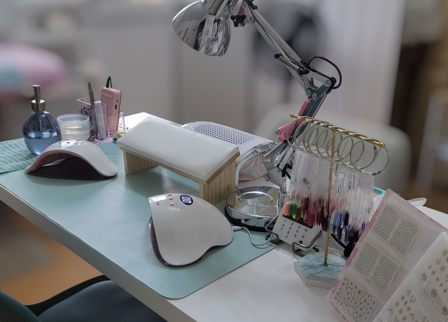 Table de manucure équipée à Nails By CB & Vous, Bompas, Occitanie, FR.