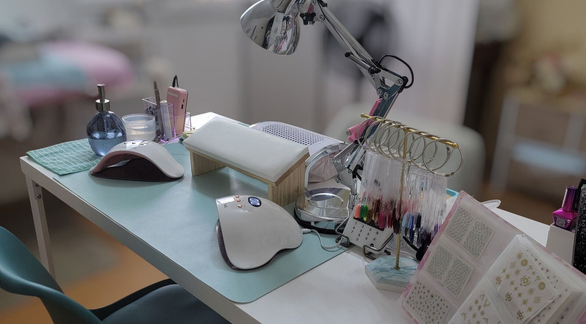 Table de manucure équipée à Nails By CB & Vous, Bompas, Occitanie, FR.