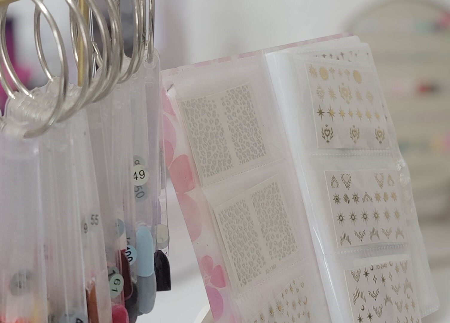 Exposition d'échantillons de nail art chez Nails By CB & Vous, Bompas, Occitanie, FR.