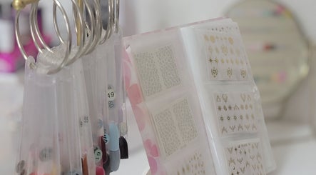 Exposition d'échantillons de nail art chez Nails By CB & Vous, Bompas, Occitanie, FR.