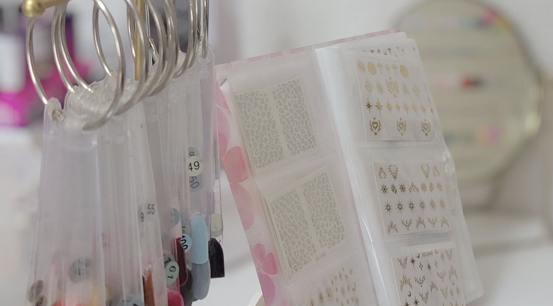 Exposition d'échantillons de nail art chez Nails By CB & Vous, Bompas, Occitanie, FR.