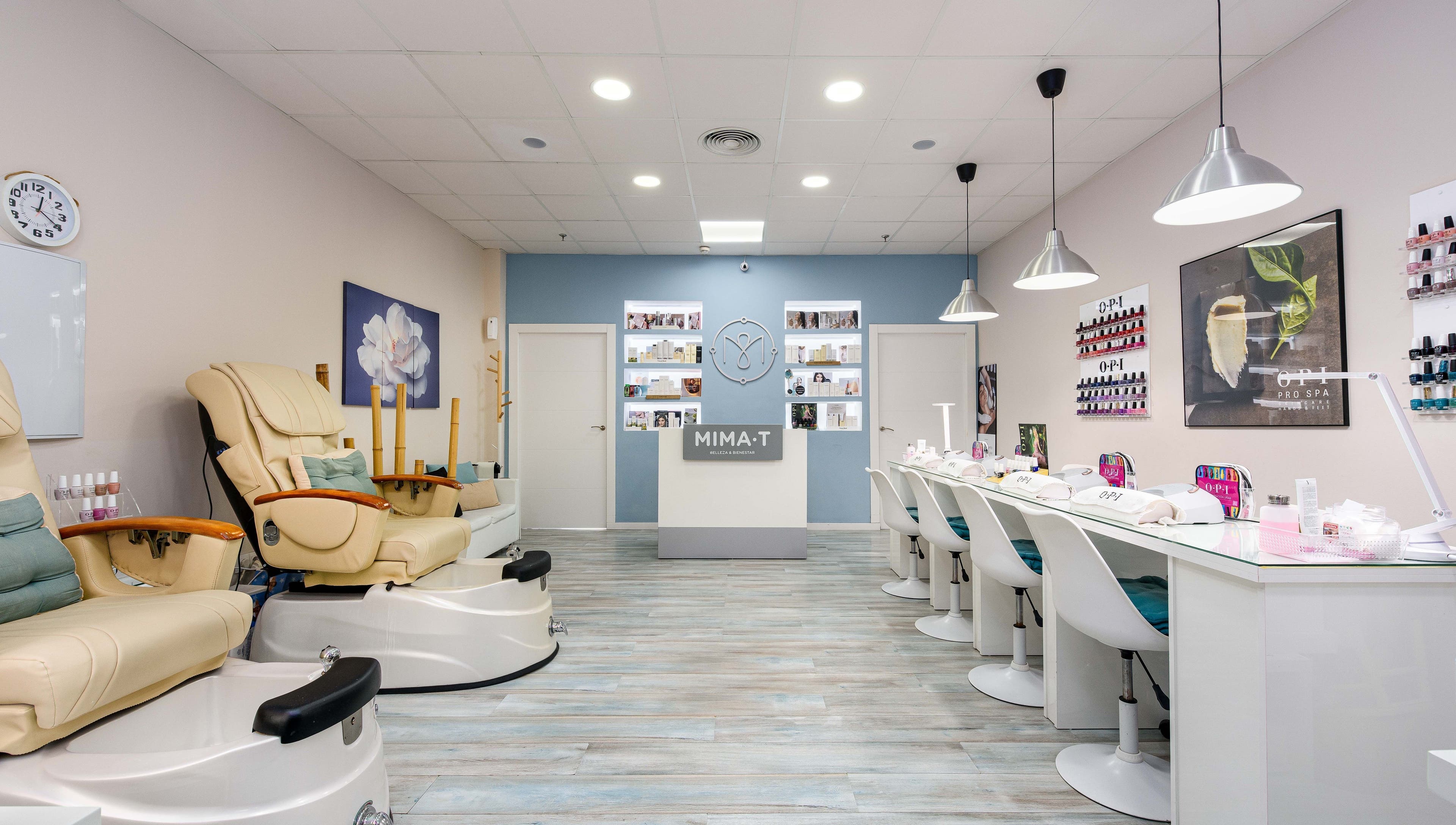 Interior moderno de Mima-T Sotogrande en Sotogrande, Andalucía, ES, destacando sillas de masaje y esmaltes.