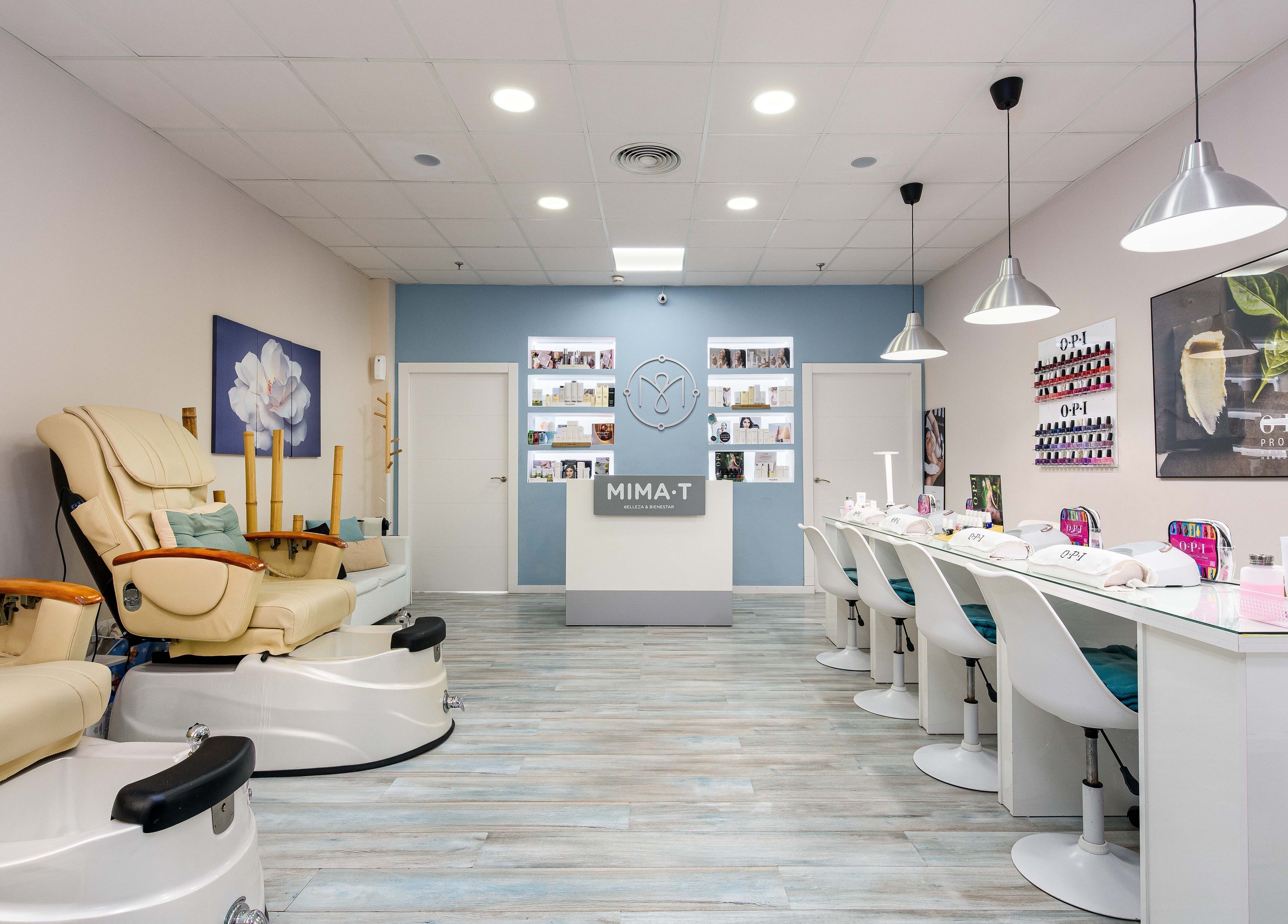 Interior moderno de Mima-T Sotogrande en Sotogrande, Andalucía, ES, destacando sillas de masaje y esmaltes.