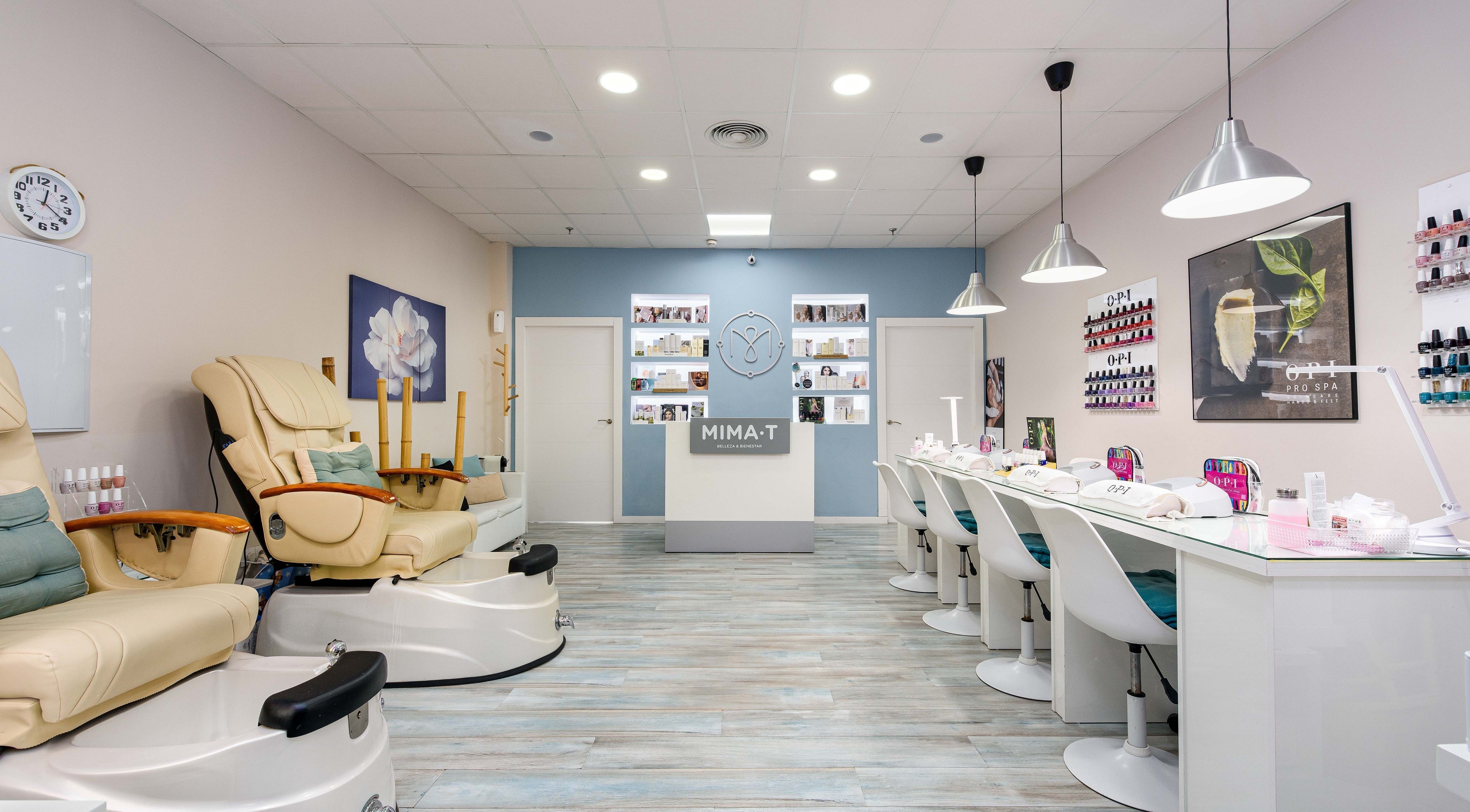 Interior moderno de Mima-T Sotogrande en Sotogrande, Andalucía, ES, destacando sillas de masaje y esmaltes.