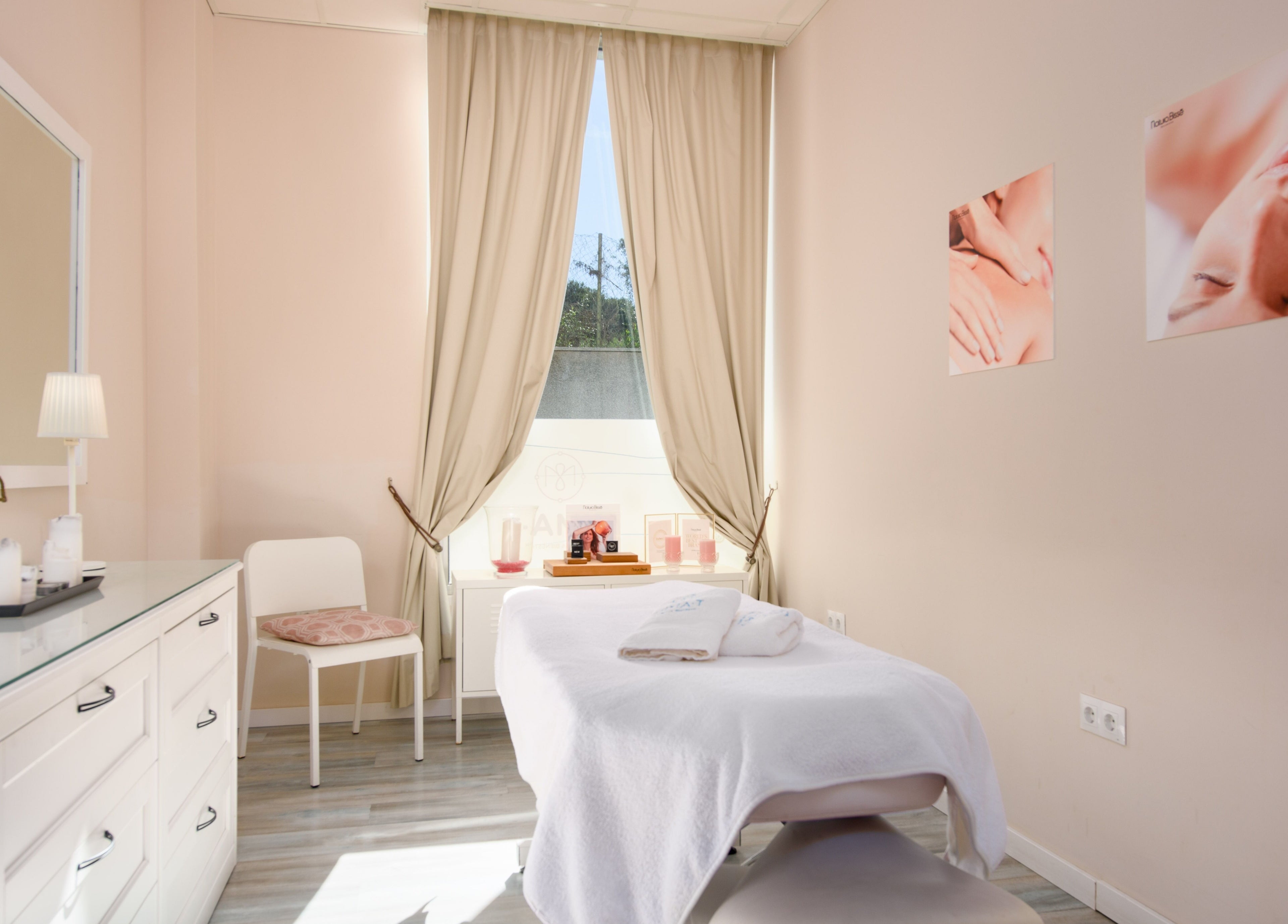 Sala de tratamiento en Mima-T Sotogrande, decoración relajante en Sotogrande, Andalucía, ES.