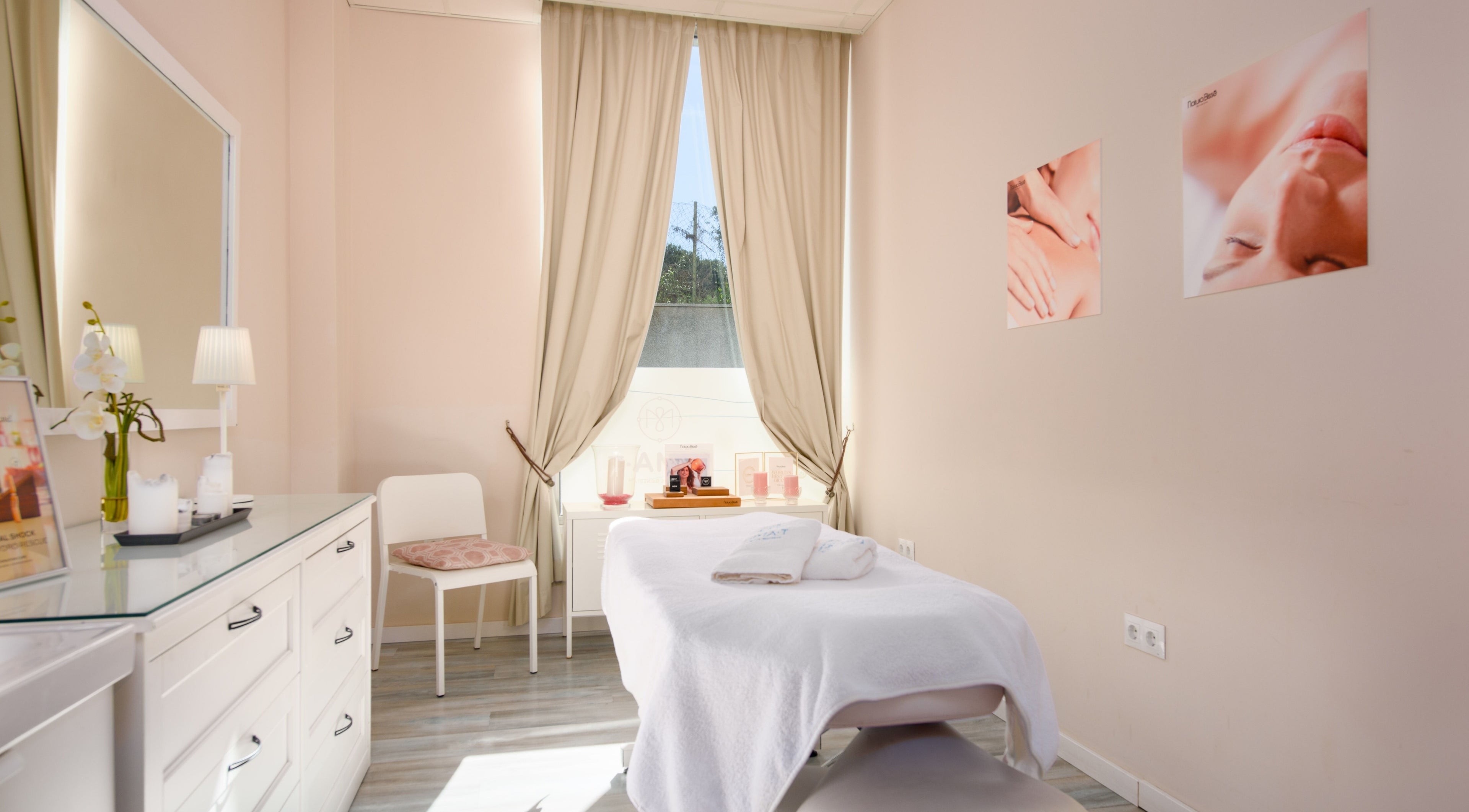 Sala de tratamiento en Mima-T Sotogrande, decoración relajante en Sotogrande, Andalucía, ES.