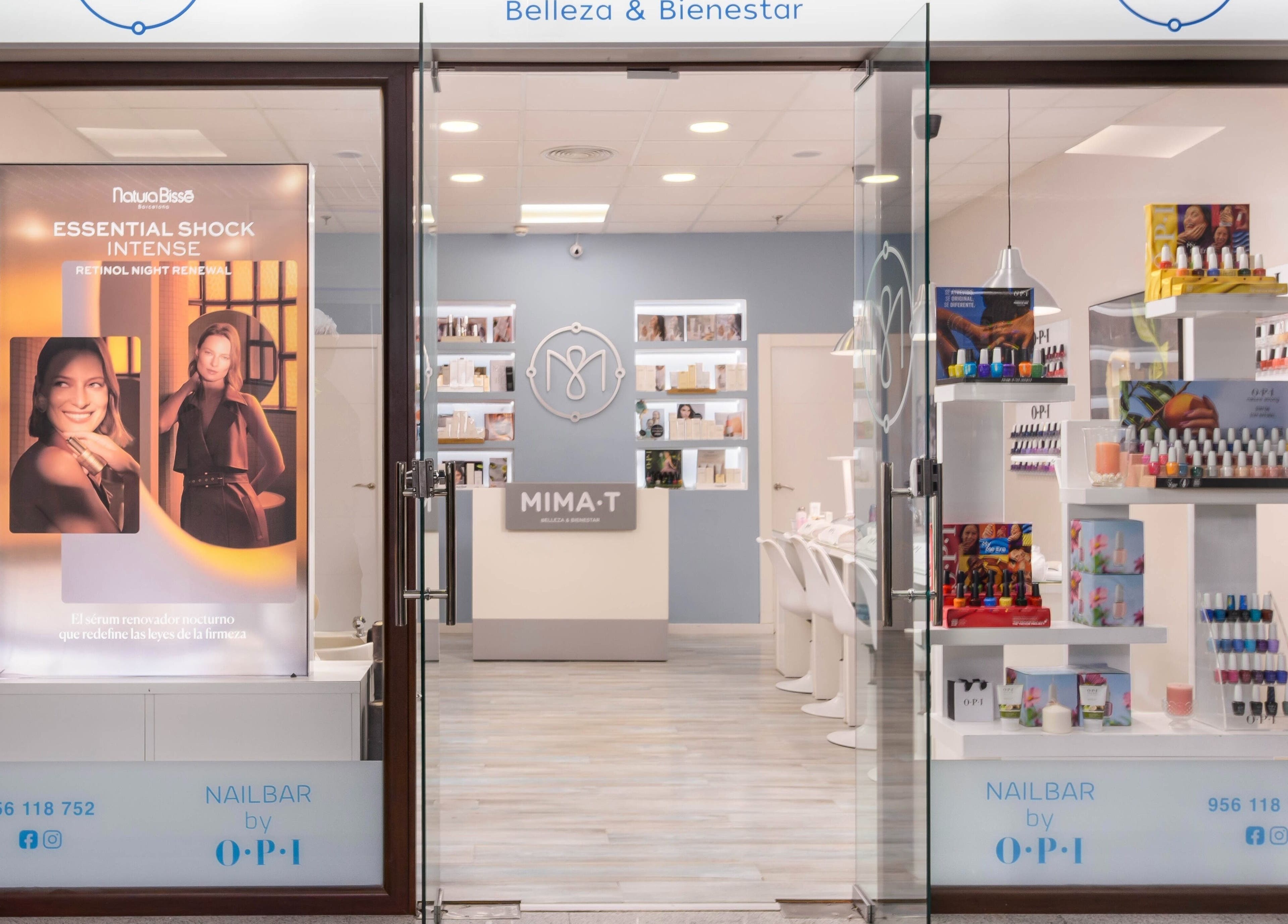 Entrada a Mima-T Sotogrande en Andalucía, ES, destacando productos de belleza en un ambiente moderno y acogedor.