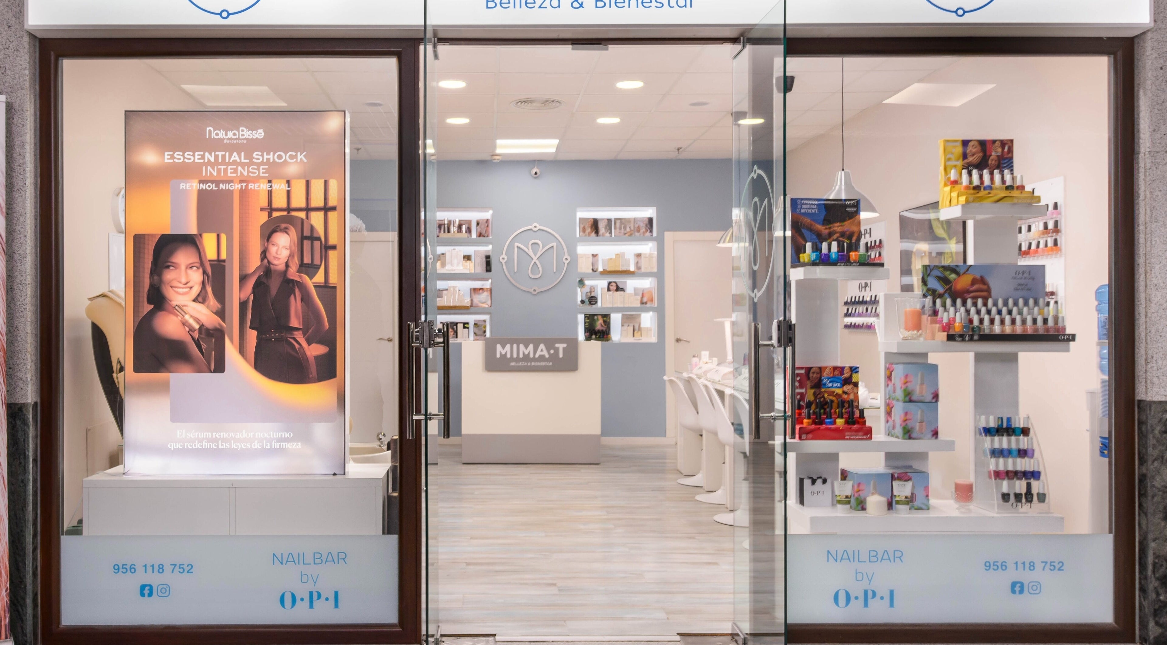 Entrada a Mima-T Sotogrande en Andalucía, ES, destacando productos de belleza en un ambiente moderno y acogedor.