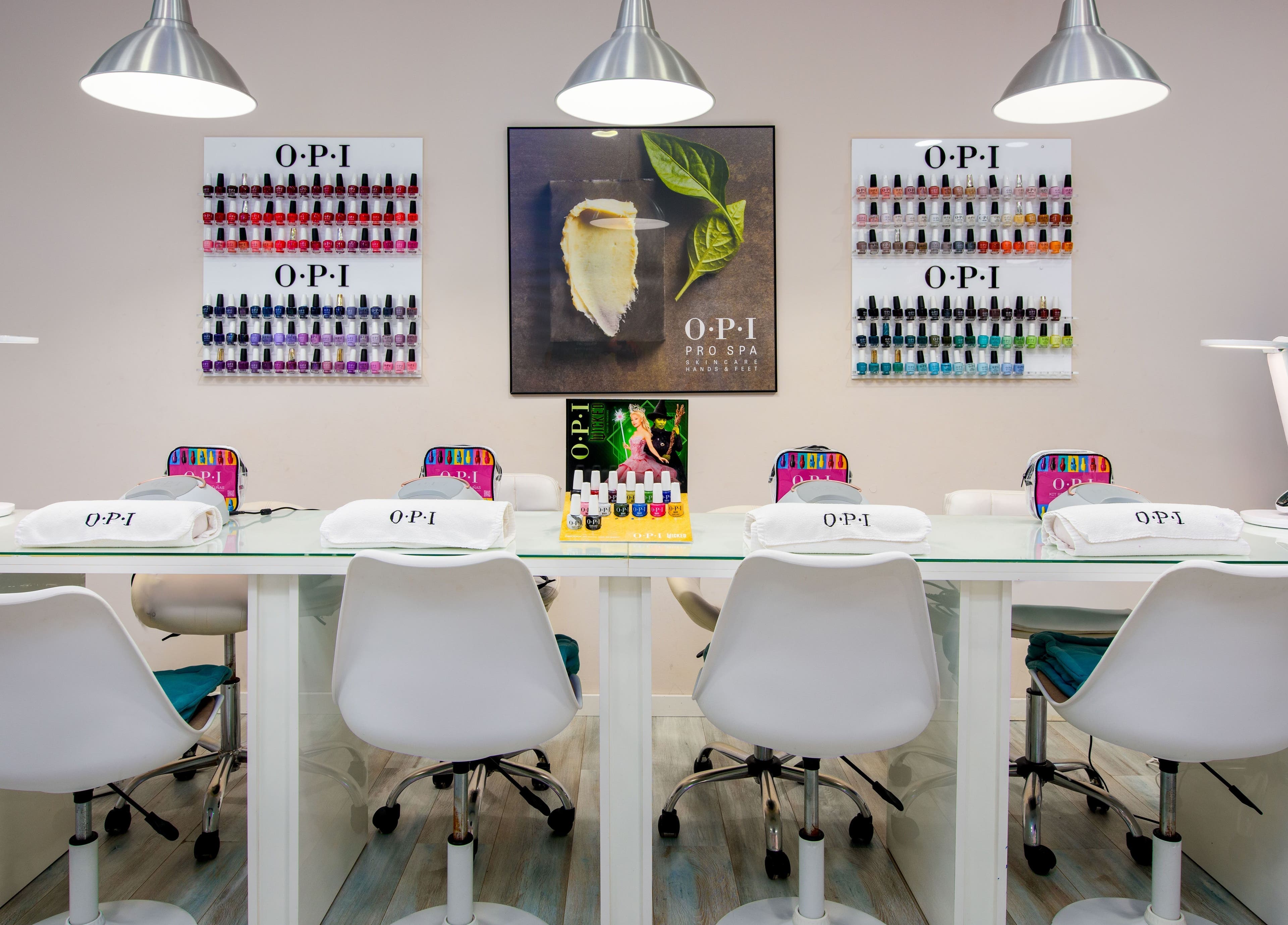 Estación de manicura en Mima-T Sotogrande, Sotogrande, Andalucía, ES, destacando productos OPI y asientos cómodos.