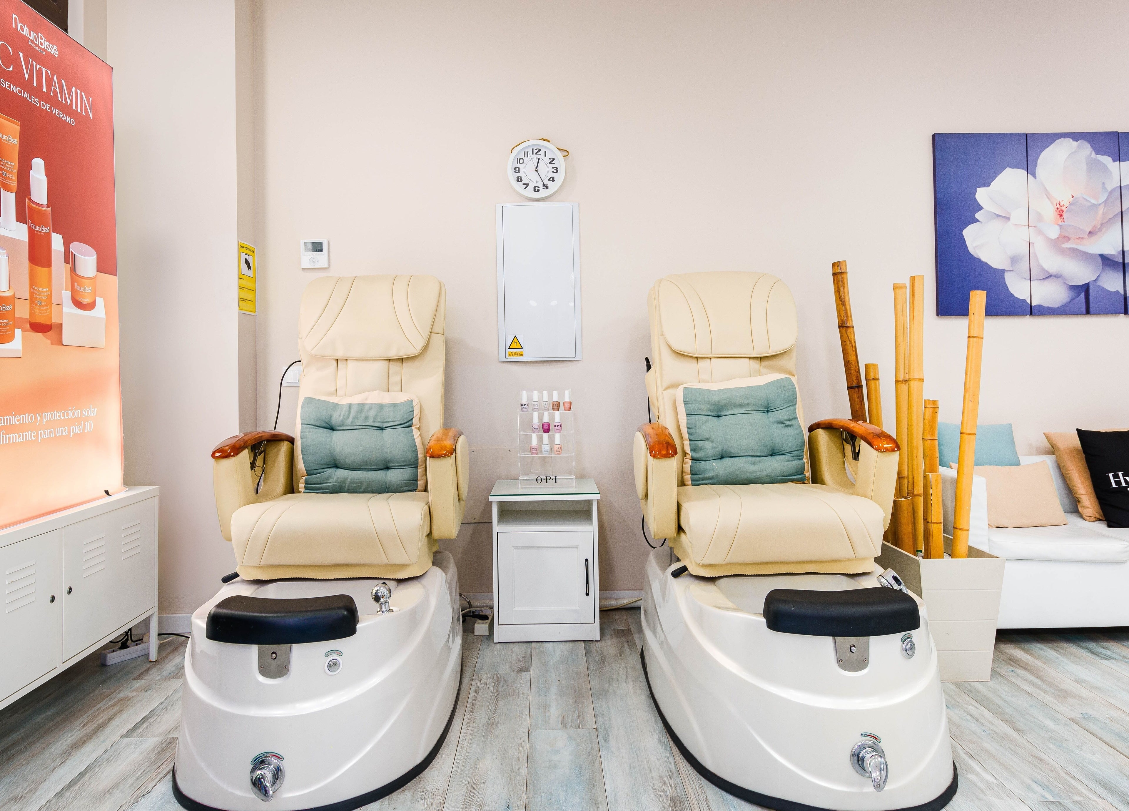 Sillas de pedicura en Mima-T Sotogrande, Sotogrande, Andalucía, ES, con decoración floral y bambú.
