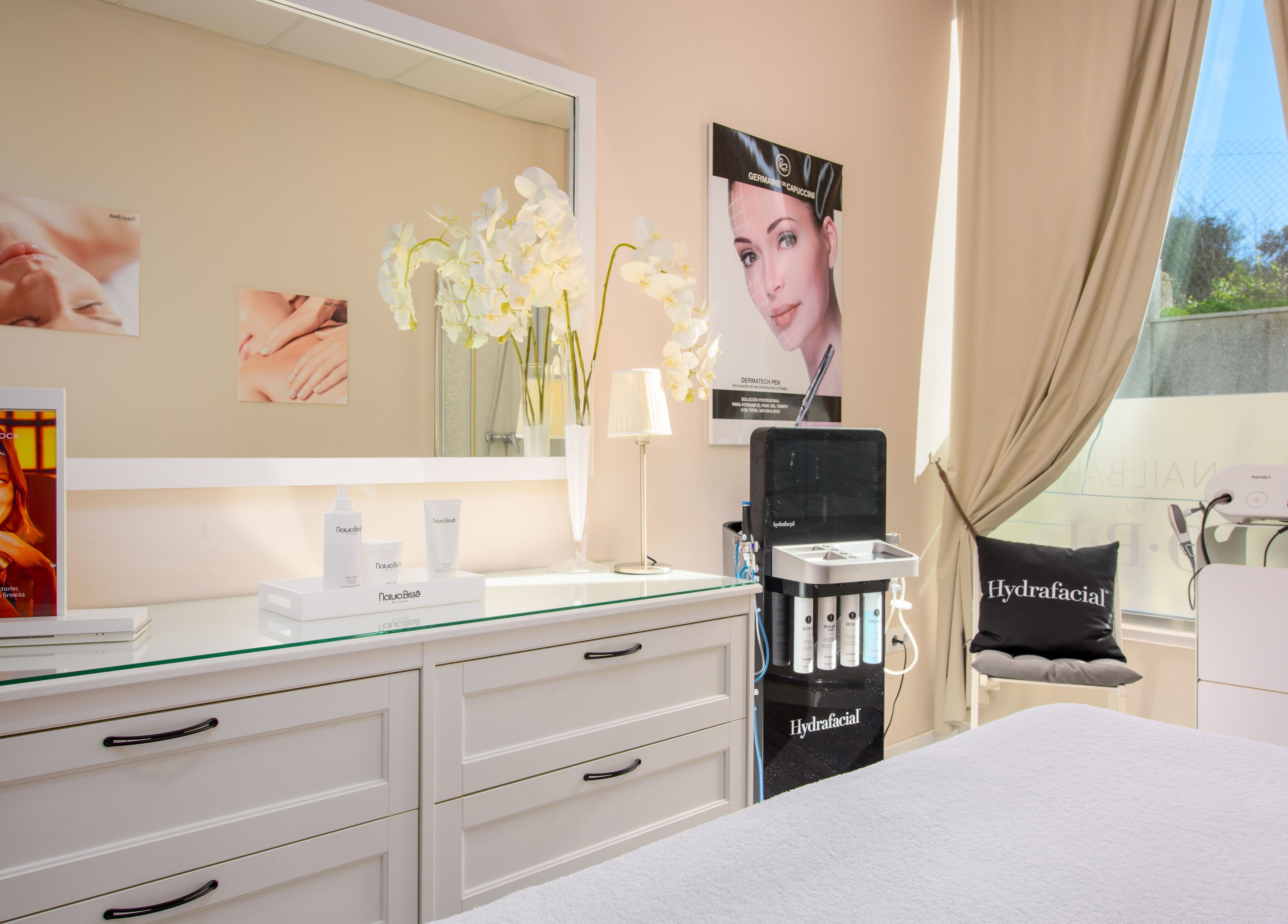 Sala de tratamiento en Mima-T Sotogrande, Sotogrande, Andalucía, ES equipada con tecnología avanzada.