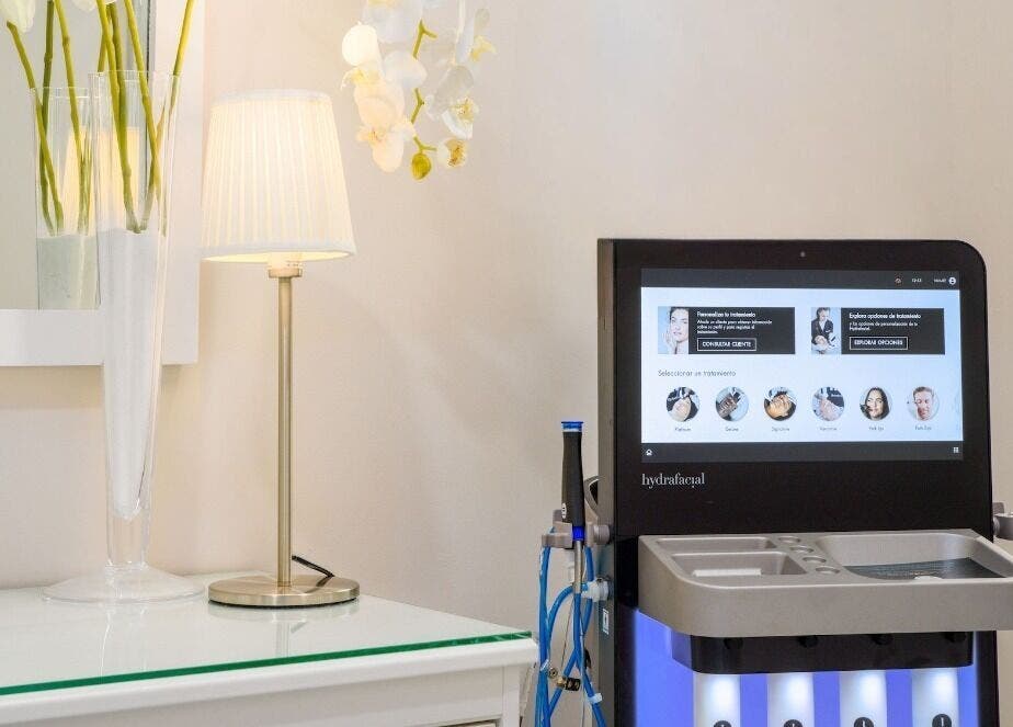 Equipo facial moderno en Mima-T Sotogrande, Sotogrande, Andalucía, ES, brindando un ambiente sereno.