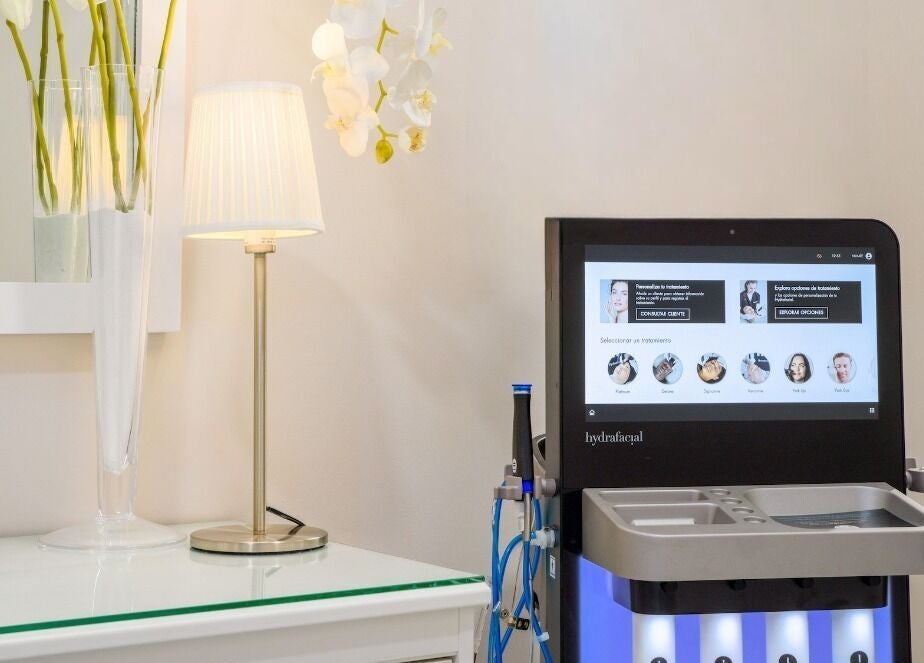 Equipo facial moderno en Mima-T Sotogrande, Sotogrande, Andalucía, ES, brindando un ambiente sereno.