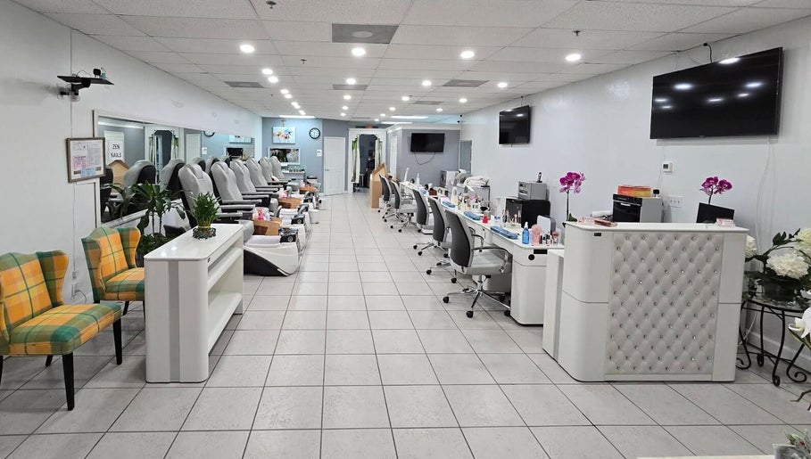 Không gian hiện đại tại Zen Nails ở Naples, Florida, US với ghế làm móng thoải mái.
