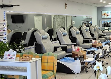 Khu vực làm móng tại Zen Nails, Naples, Florida, US, với ghế thư giãn và bàn trang trí tinh tế.