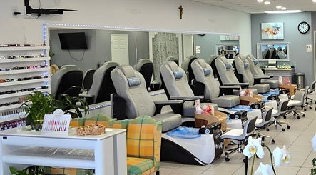 Khu vực làm móng tại Zen Nails, Naples, Florida, US, với ghế thư giãn và bàn trang trí tinh tế.