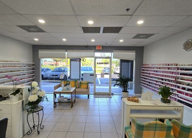 Không gian thân thiện tại Zen Nails, Naples, Florida, US với hàng trăm màu sơn nổi bật.
