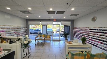 Không gian thân thiện tại Zen Nails, Naples, Florida, US với hàng trăm màu sơn nổi bật.