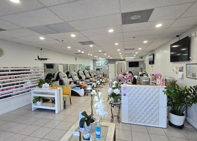 Không gian thư giãn tại Zen Nails, Naples, Florida, US với ghế pedicure hiện đại và nail polish đa dạng.