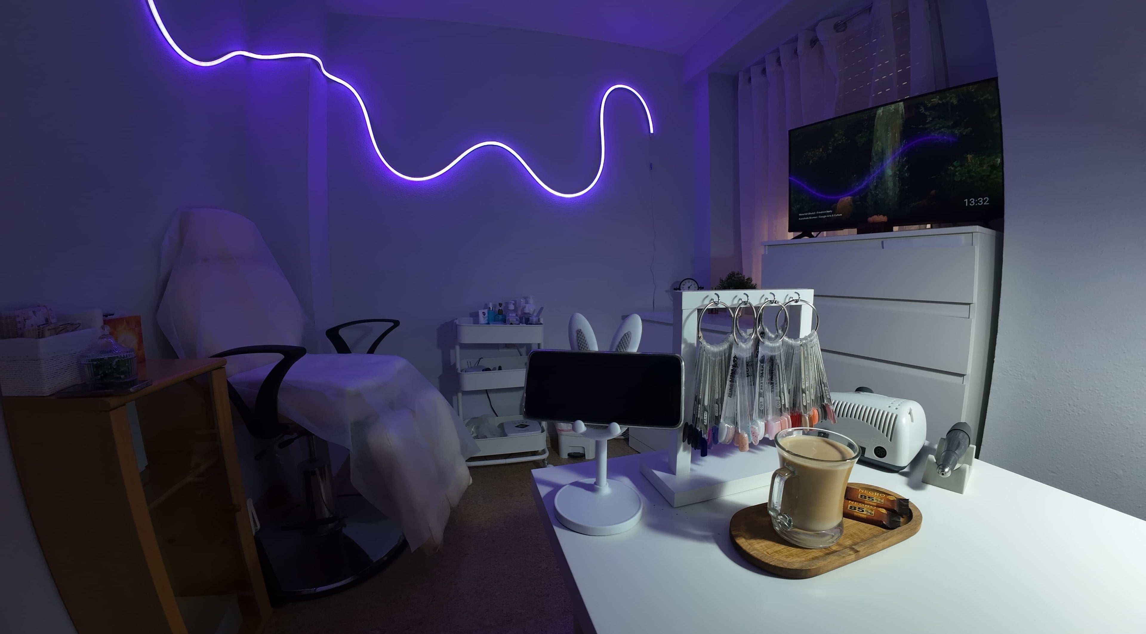 Салон Sabina Nails Valencia с стильной подсветкой и уютным интерьером в València, Comunidad Valenciana, ES.