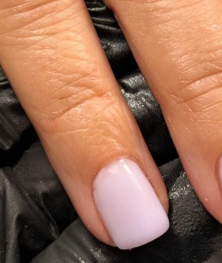 Velvet Varnish Nail Artistry – obraz 2