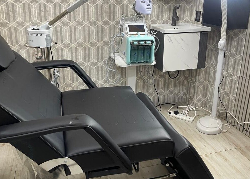 Modern treatment chair at Bayat Salon, مسقط, محافظة مسقط, OM showcasing advanced beauty equipment.