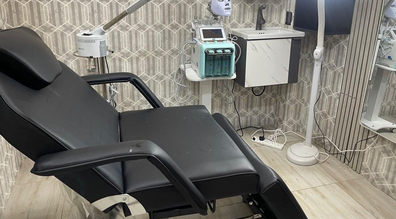 Modern treatment chair at Bayat Salon, مسقط, محافظة مسقط, OM showcasing advanced beauty equipment.