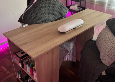 Manicure station at Blom's Beauty Bar, Boksburg, Gauteng, ZA with polishes and a comfy chair.