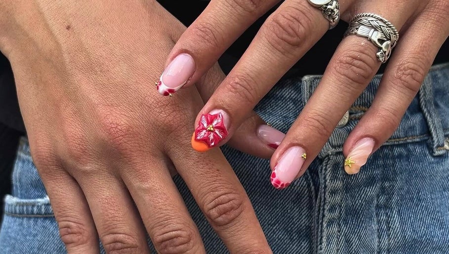 Manucure artistique avec fleur rouge par Joy Nails, Niort, Nouvelle-Aquitaine, FR.