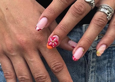 Manucure artistique avec fleur rouge par Joy Nails, Niort, Nouvelle-Aquitaine, FR.