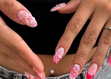Ongles artistiques rose à Joy Nails, Niort, Nouvelle-aquitaine, FR avec motifs délicats.