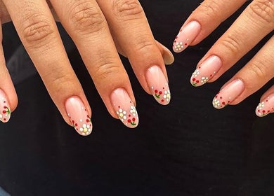 Manucure à motifs floraux chez Joy Nails à Niort, Nouvelle-Aquitaine, FR. Ongles délicats et tendance.