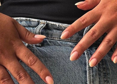 Mains avec ongles élégants chez Joy Nails, Niort, Nouvelle-Aquitaine, FR, inspirant le chic moderne.