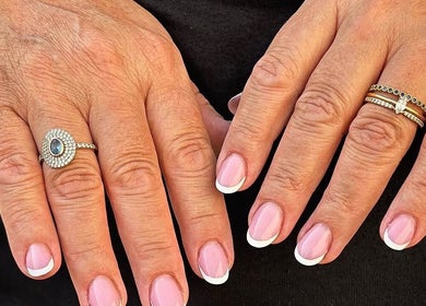 Manucure française élégante chez Joy Nails à Niort, Nouvelle-aquitaine, FR.