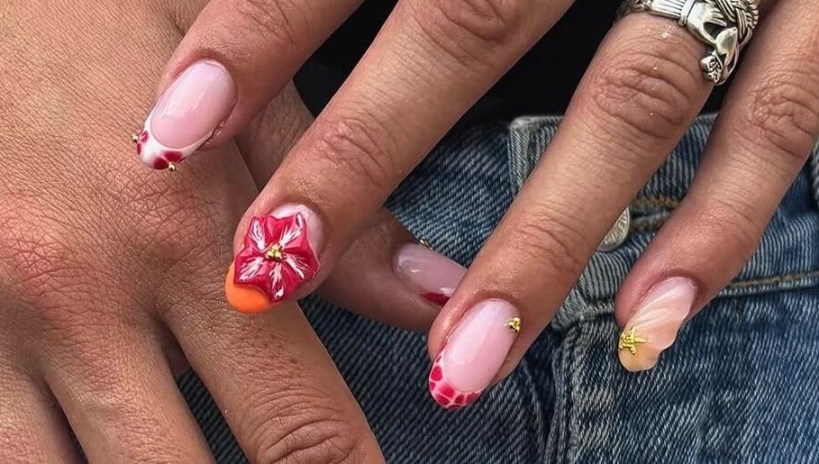 Magnifique nail art floral à Joy Nails, Niort, Nouvelle-aquitaine, FR, avec des motifs rouges et animations délicates.